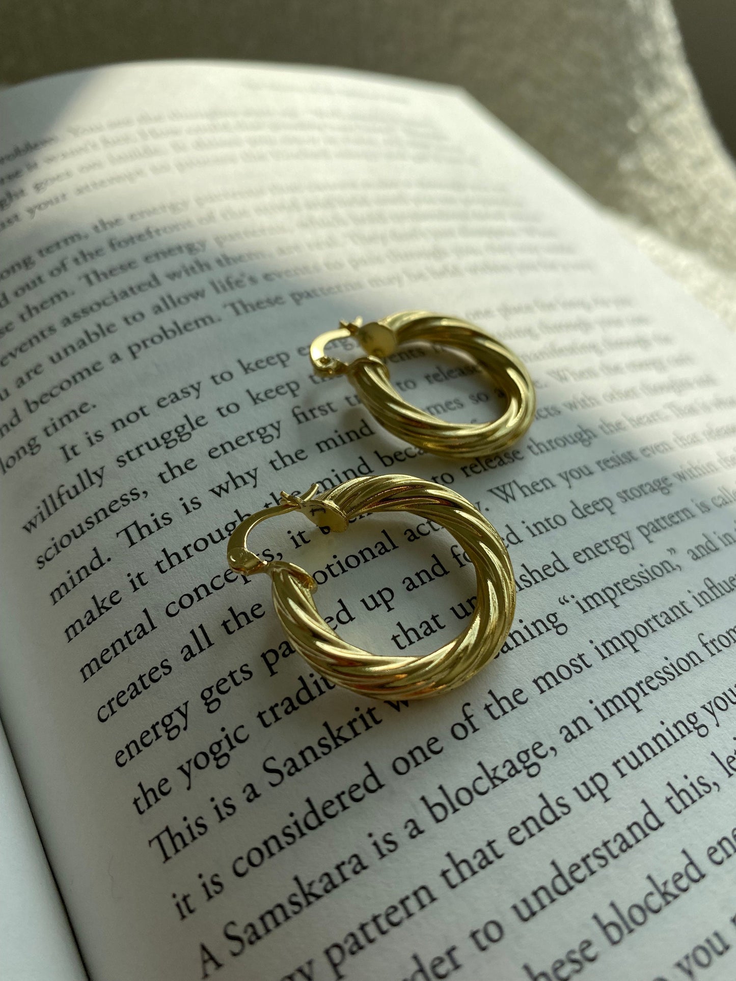 CLASSIC GOLD TWIST HOOP EARRINGS