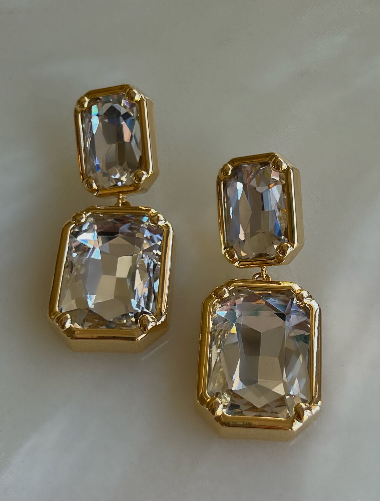 GOLD CRYSTAL STONE DANGLE DROP EARRINGS