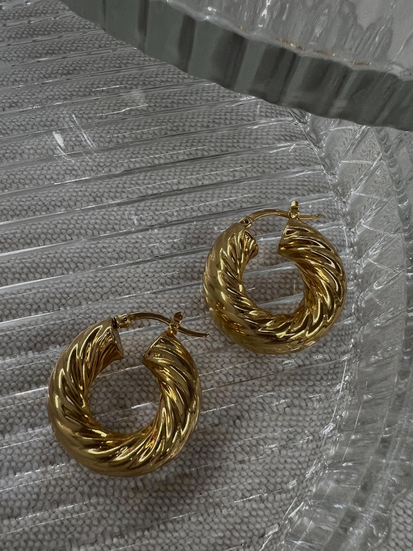 CHUNKY GOLD TWIST HOOP EARRINGS