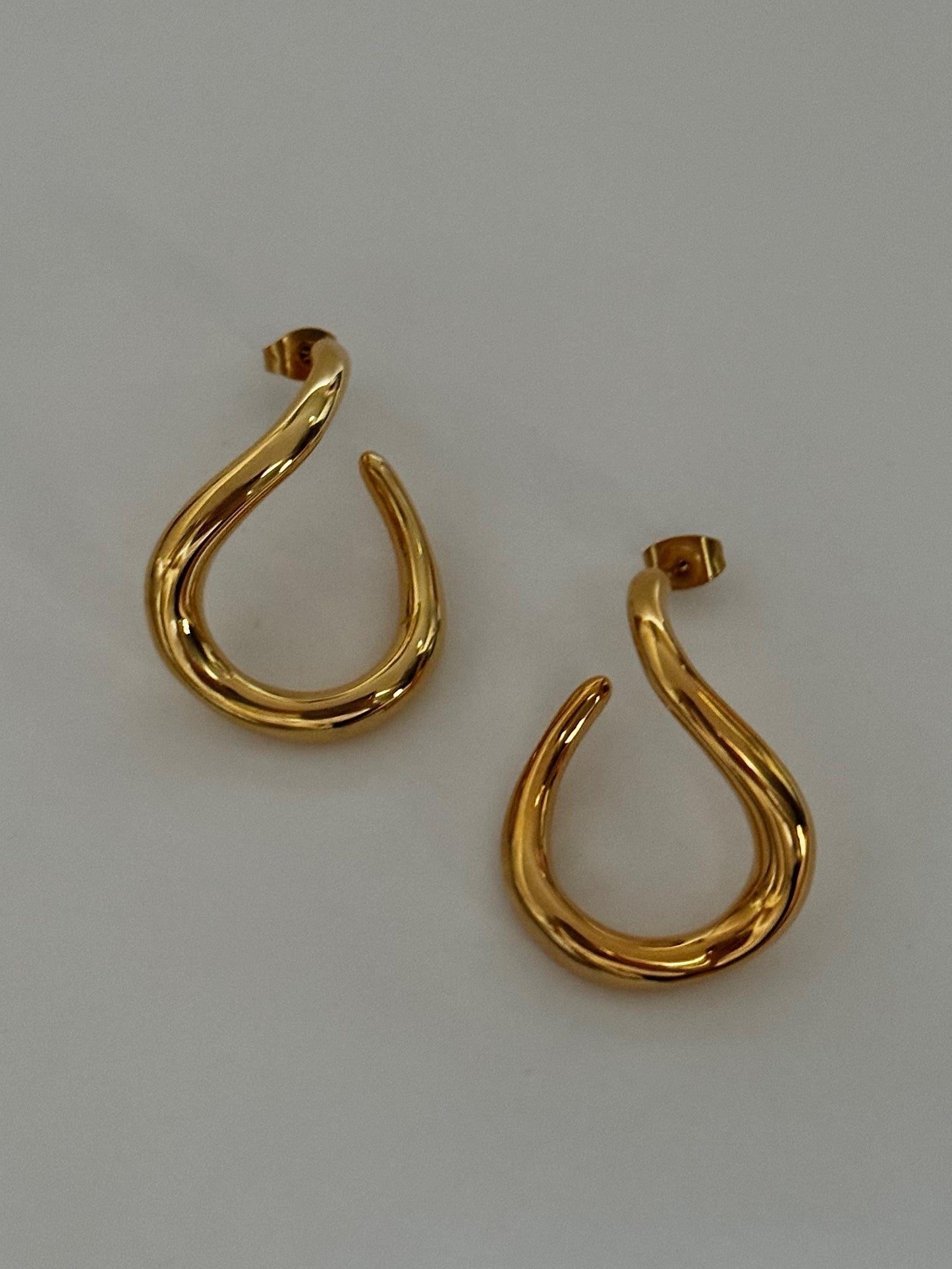 CHUNKY GOLD HOOK EARRINGS